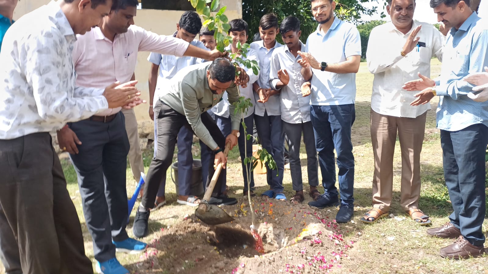 વૃક્ષોની વાવણી થકી કરીએ પર્યાવરણની જાળવણી